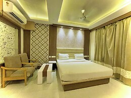 Hotel KUBER PALACE - Sea beach & Temple