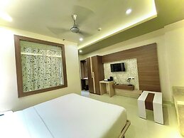 Hotel KUBER PALACE - Sea beach & Temple