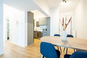 Urban Comfort 2 Bdrm Next to Metro