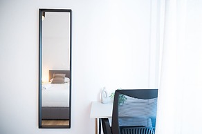 Urban Comfort 2 Bdrm Next to Metro