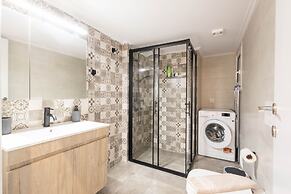 Urban Comfort 2 Bdrm Next to Metro