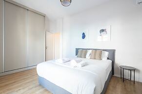 Urban Comfort 2 Bdrm Next to Metro