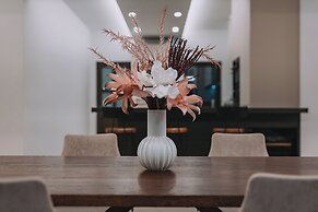 Alimos Luxury 3Bd w Outdoor Jacuzzi