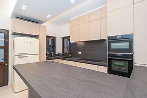 Alimos Luxury 3Bd w Outdoor Jacuzzi