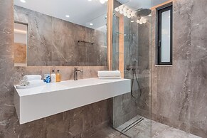 Alimos Luxury 3Bd w Outdoor Jacuzzi