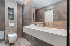 Alimos Luxury 3Bd w Outdoor Jacuzzi