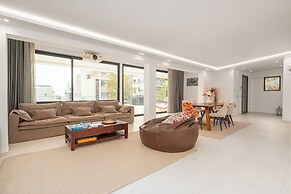 Alimos Luxury 3Bd w Outdoor Jacuzzi