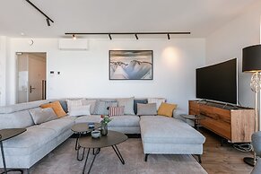 Spacious Apartment With Huge Terrace With sea View