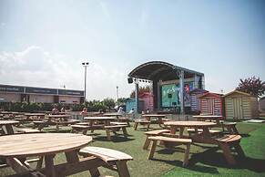 Mablethorpe Lakeside Caravan With Decking & Wi-fi!