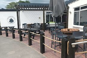 Mablethorpe Lakeside Caravan With Decking & Wi-fi!