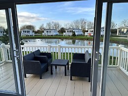 Mablethorpe Lakeside Caravan With Decking & Wi-fi!