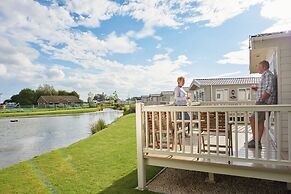 Mablethorpe Lakeside Caravan With Decking & Wi-fi!