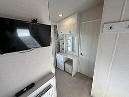 Mablethorpe Lakeside Caravan With Decking & Wi-fi!