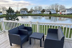 Mablethorpe Lakeside Caravan With Decking & Wi-fi!