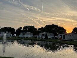 Mablethorpe Lakeside Caravan With Decking & Wi-fi!