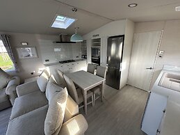 Mablethorpe Lakeside Caravan With Decking & Wi-fi!