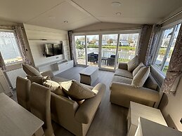 Mablethorpe Lakeside Caravan With Decking & Wi-fi!