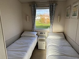 Mablethorpe Lakeside Caravan With Decking & Wi-fi!