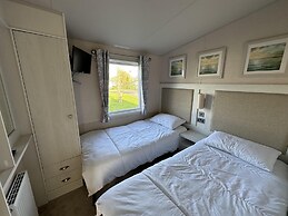 Mablethorpe Lakeside Caravan With Decking & Wi-fi!