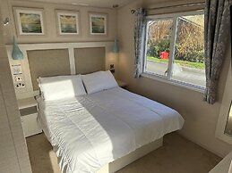 Mablethorpe Lakeside Caravan With Decking & Wi-fi!