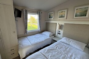 Mablethorpe Lakeside Caravan With Decking & Wi-fi!