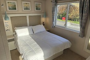 Mablethorpe Lakeside Caravan With Decking & Wi-fi!