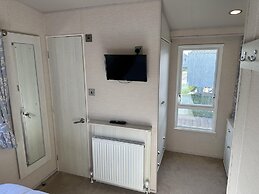 Mablethorpe Lakeside Caravan With Decking & Wi-fi!