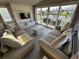 Mablethorpe Lakeside Caravan With Decking & Wi-fi!