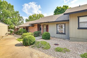 Bella Vista Townhome w/ Deck Near Back 40 Trail!