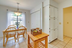 Bella Vista Townhome w/ Deck Near Back 40 Trail!