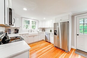 2 Mi to Dtwn: 2-acre Retreat w/ Large Yard!