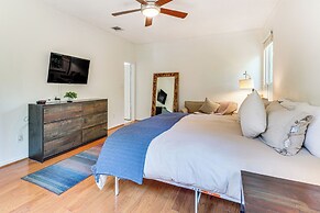 Deck & Greenbelt Access: Lovely Austin Home