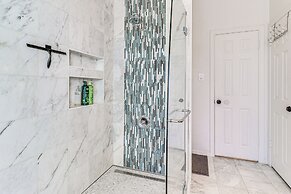 Deck & Greenbelt Access: Lovely Austin Home