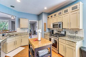 Deck & Greenbelt Access: Lovely Austin Home