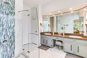 Deck & Greenbelt Access: Lovely Austin Home