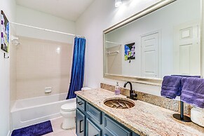 Deck & Greenbelt Access: Lovely Austin Home