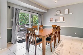 Deck & Greenbelt Access: Lovely Austin Home