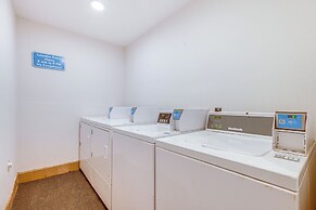 Scenic Mammoth Lakes Condo: Near Skiing & Hiking!