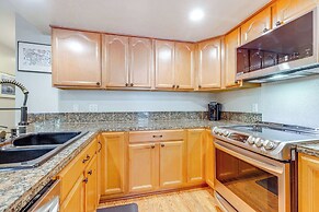 Scenic Mammoth Lakes Condo: Near Skiing & Hiking!