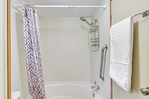 Crescent City Home w/ Charcoal Grill: Near 3 Lakes