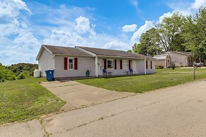 Quiet Dry Ridge Home w/ Yard - Near Ark Encounter!