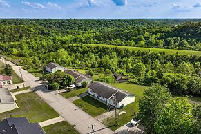Quiet Dry Ridge Home w/ Yard - Near Ark Encounter!