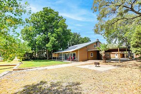 Sweetwater Lake House w/ Covered Patio!