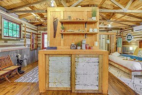 Unique Eureka Springs Cabin: Deck & Forest Views!