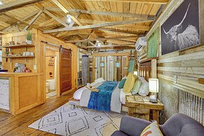 Unique Eureka Springs Cabin: Deck & Forest Views!