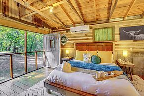 Unique Eureka Springs Cabin: Deck & Forest Views!