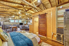 Unique Eureka Springs Cabin: Deck & Forest Views!