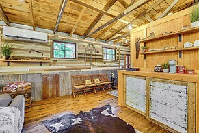 Unique Eureka Springs Cabin: Deck & Forest Views!