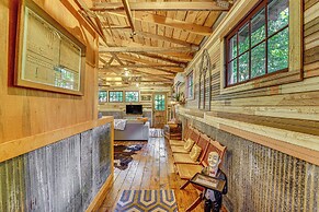 Unique Eureka Springs Cabin: Deck & Forest Views!