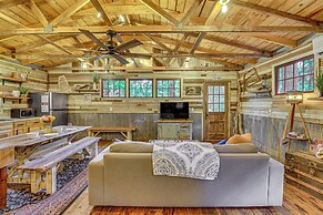 Unique Eureka Springs Cabin: Deck & Forest Views!